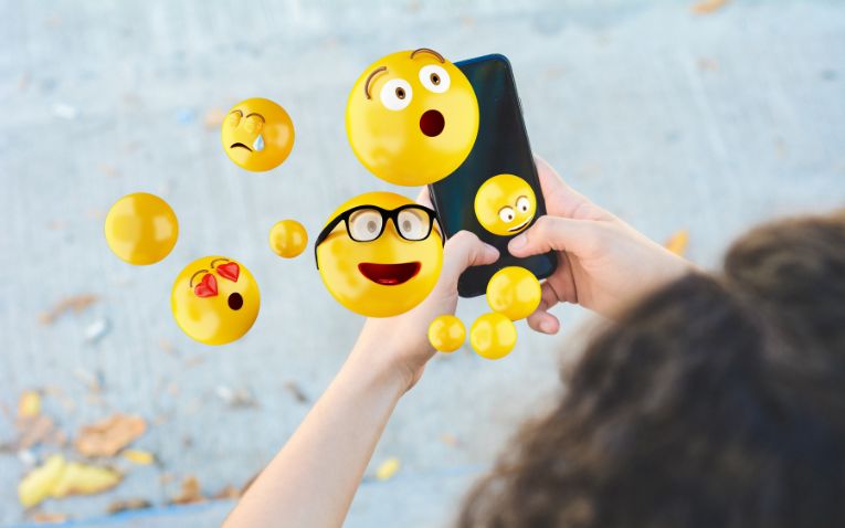  Kết hợp emoji và giọng điệu “có cảm xúc” 