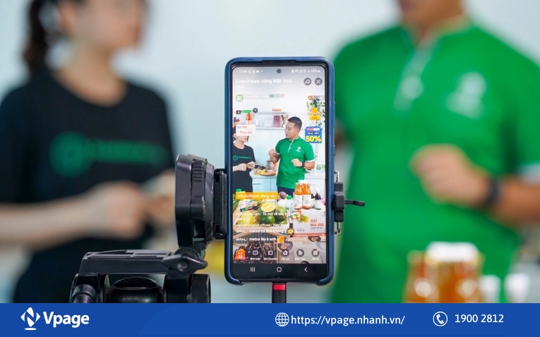 Tạo không gian livestream thân thiện và giao tiếp nhiệt tình với khách hàng.